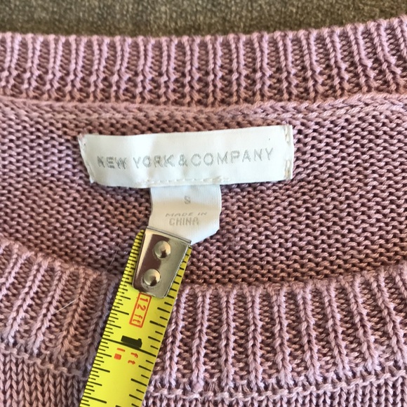 New York and Co. beautiful Lavender ruffled cold shoulder sweater size S - Picture 5 of 8